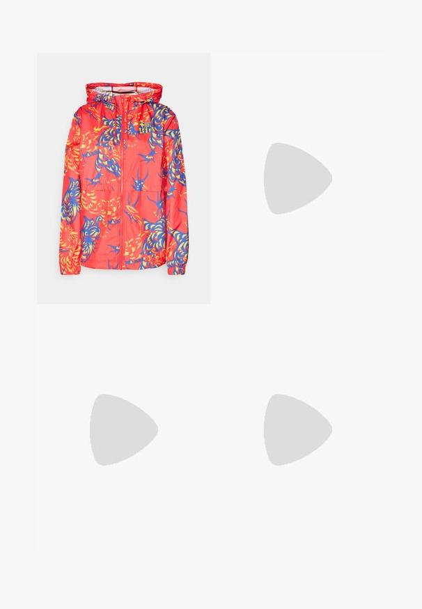 Chaqueta con capucha roja con un vibrante patrón de dragón azul y amarillo, material ligero, cierre frontal con cremallera, puños elásticos y un pequeño logo.; Camiseta de algodón blanca con cuello redondo y mangas cortas. Presenta un pequeño logotipo negro de Nike en el pecho. Diseño sencillo y sin adornos.; Pantalones deportivos blancos de pierna ancha con una cinturilla acanalada y un sutil detalle de logo. Tela suave con un ajuste relajado y dobladillo ajustado.; Nike Sportswear AIR MAX DN - Zapatillas - anthracite/light crimson/dark smoke grey