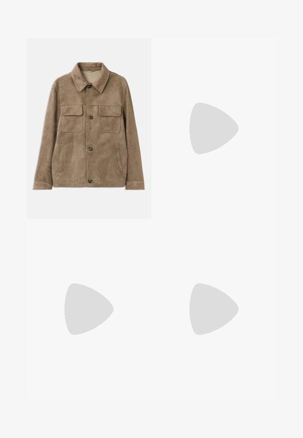 Bruine suède jas met een kraaghals, twee borstzakken aan de voorkant en twee zijzakken. Voorzien van knoopsluitingen en een zachte textuur.; Zwarte oversized T-shirt met korte mouwen en ronde hals, met zichtbaar Filippa K merkelabel aan de binnenkant van de kraag.; Filippa K WIDE TROUSERS - Broek - driftwood; Zwarte leren herenloafers met een lage hak en een klassiek pennystrap-ontwerp, getoond in zijaanzicht op een witte achtergrond.