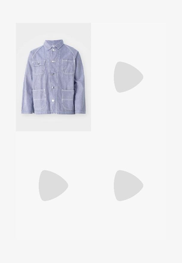 Randig blå och vit jacka med krage, framknappar, två bröstfickor och två nedre fickor. Tillverkad av strukturerad tyg.; Vit bomull t-shirt med kort ärm, rund halsringning och rak skärning. Slät textur utan synliga mönster eller detaljer.; Vita linbyxor med rak skärning, utrustade med två framfickor och knappstängning. Slät textur, inga synliga mönster eller accenter.; Bruna mockaskor med rund tå och låg klack, detaljerad sömnad längs sömmarna och snörning framtill. Mjuk textur med strömlinjeformat design.