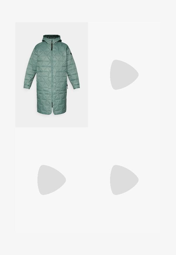 Ilgas, su gobtuvu, siūtas paltas muted green spalvos. Jame yra geometrinis deimantų raštas, priekinis užtrauktukas ir šoniniai kišeniai. Lengvas, vandeniui atsparus audinys.; Pilvo rankovėmis pilkas marškinėlis, pagamintas iš lygaus audinio. Yra apvalus iškirpimas ir mažas logotipas, atspausdintas ant krūtinės.; Tamsiai mėlynos kelnės, pagamintos iš lygaus audinio, su priekiniais mygtukais, lieknos silueto ir raukšlėmis ant kelių.; Salomon bėgimo batai pilkos ir tamsiai mėlynos spalvos su kvėpuojančia tinklelio viršune, gumine pirštų apsauga ir tekstūruotu padu su levandų akcentais.