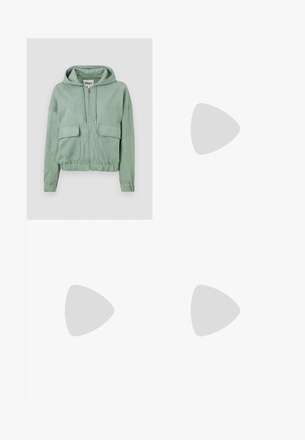 Maha zaļa kapuci ar rāvējslēdzēju, izgatavota no mīkstas auduma, ar pielāgojamu kapuci, divām priekšējām kabatām un savilktu apakšmalu.; Melnas īsām piedurknēm T-krekls ar apaļu kakla izgriezumu, izgatavots no mīksta kokvilnas auduma. Vienkāršs dizains, bez redzamām logo vai rakstiem.; Melnas platajās bikses, kas izgatavotas no gludas auduma, ar klasisku jostu un pogu aizdari, kā arī priekšējām kroku detalizācijām.; Augstas melnas ādas zābakus ar masīvu platformu un bloka papēdi, ar vilkšanas cilpu un strukturētu profilu uz ārējā zoles.