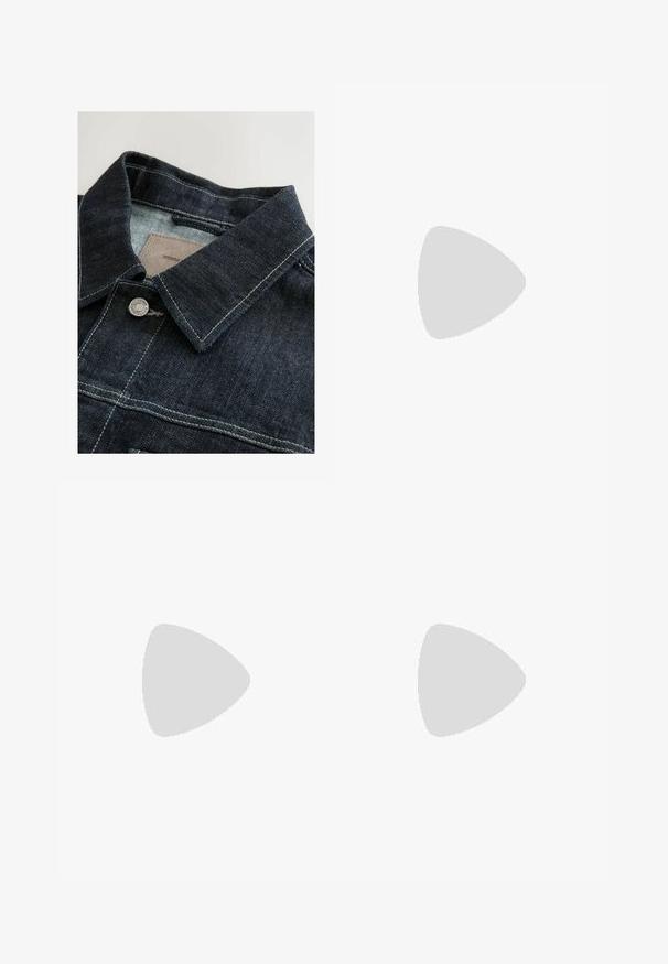 Jeansjacke in Dunkelblau mit spitzem Kragen, silberner Metallknopf und Kontrastnähten auf der Vorderseite. Strukturierter Stoff.; Schwarzes Baumwoll-T-Shirt mit einem weißen "ARCHIVE inc." Logo auf der Brust, kurzen Ärmeln und einem Rundhalsausschnitt.; Schwarze Baumwollhose mit lockerem Schnitt, ausgestattet mit einem klassischen Bund, vorderen Falten und Seiten taschen. Glatte Textur ohne Muster.; Valentino JUMP - Sneaker low - dark grey