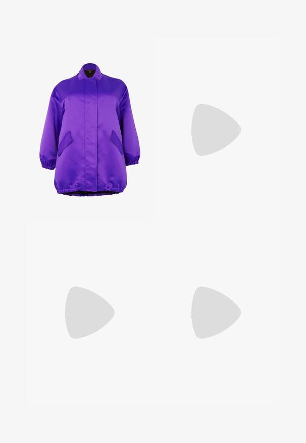 Paarse satijnen jas met eenstaande kraag, elastische manchetten en twee schuine zijzakken. Kenmerkt zich door een losse, oversized pasvorm en een soepele textuur.; Witte geribbelde langemouwen top met een ronde halslijn. Gemaakt van een rekbare stof die het lichaam volgt. Heeft subtiele horizontale lijnen.; Lichtblauwe wijde spijkerbroek van denim, met een middellange taille, vijf zakken en een knoopsluiting met een slanke metalen accent.; Witte en zilveren Nike sneakers van meshstof, met reflecterende accenten en een beige zool. Gedragen met zwarte sokken, staand op een blauwe ondergrond.; Zilveren oorbellen in de vorm van een gladde, gepolijste ring. Ronde vorm met een veilige kliksluiting. Lichtgewicht ontwerp, geschikt voor dagelijks gebruik.