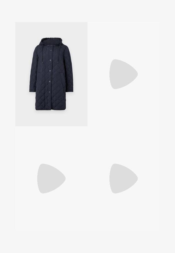 WEEKEND MaxMara ERIO - Overgangsjakke - navy; Hvid kortærmet t-shirt lavet af ribbet stof. Rund halsudskæring, almindelig pasform og subtile syninger. Ingen mønstre eller grafik.; Strikket hvid midi-nederdel med et tekstureret mønster med vertikale linjer og udskæringer nær kanten. Elastisk talje. Blødt materiale.; Sort læderballetsko med rund tå, glat tekstur, minimal syning og et fleksibelt såldesign.; Brun læder håndtaske med flaplukning, hardware i gyldent tone, en skulderrem og en glat overflade. Kompakt rektangulær form.
