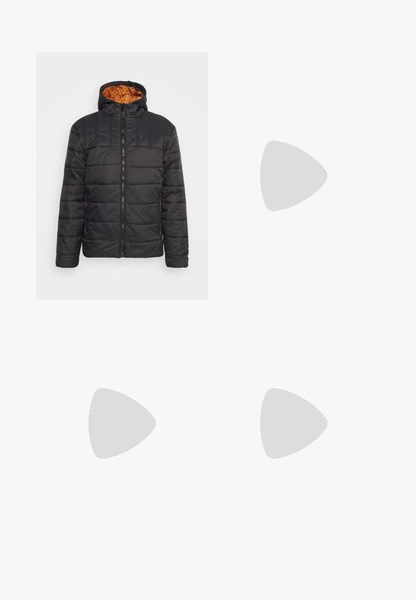 Blend BHOUTERWEAR - Žieminė striukė - black; Olive spalvos medvilnės marškinėliai su dideliu juodu „Levi's“ logotipu priekyje. Klasikinis apvalus kaklas ir trumpi rankovės, glotni tekstūra.; Olive spalvos cargo kelnės, pagamintos iš tvirto medvilnės. Yra keletas kišenių, šonu užtraukiama kišenė ir siaurėjančios kojos su šiek tiek tekstūruotu paviršiumi.; Juoda aukšta avalynė iš kanvos su baltais guminiais padais ir raišteliais, su apvaliu logotipu šone, derinama su džinsais ir juodomis kelnėmis.