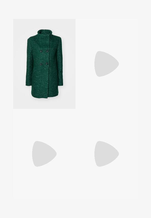 Cappotto verde doppiopetto con colletto alto, caratterizzato da un tessuto texturizzato e due bottoni neri. Taglio dritto e maniche lunghe.; Top bianco aderente realizzato in tessuto a coste, con maniche a farfalla e dettagli arricciati sui lati per texture e forma.; Pantaloni ampi verdi realizzati in tessuto morbido. Presentano pieghe sul davanti, una chiusura con un singolo bottone e passanti per cintura.; Décolleté in vernice nera con punta affusolata e tacco in geometria cubica. Presentano un design elegante e minimalista, con una texture liscia.