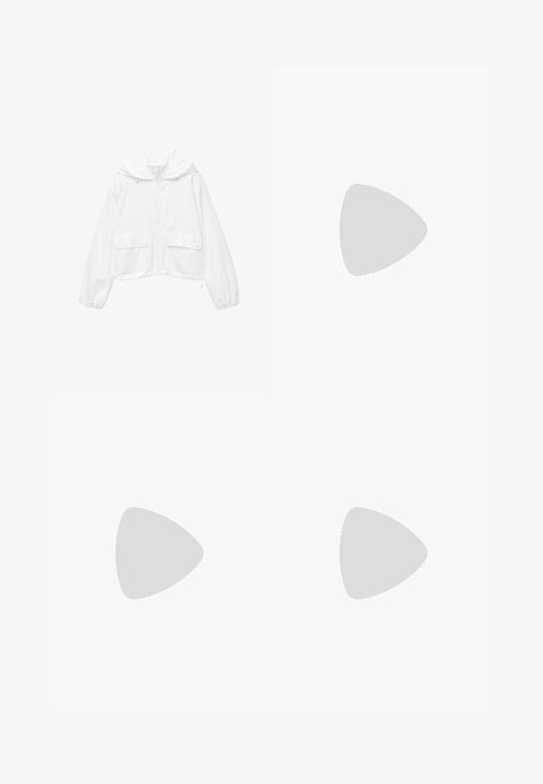 Veste blanche cropped avec capuche, fermeture éclair à l'avant, deux poches à bouton-pression et poignets élastiques. Fabriquée en tissu léger et texturé.; Top noir à manches courtes en tissu extensible, dotée d'une coupe ajustée avec des détails froncés sur les côtés. Texture lisse, forme classique.; Pantalon culotte noir en polyester avec une taille élastique, deux plis avant et une silhouette ample. Pas de motifs visibles ni de détails matériels.; Sandales à talons vernies noires avec un bout carré, des sangles autour de la cheville et des boucles en argent. Dotées d'un talon bloc épais pour plus de stabilité.