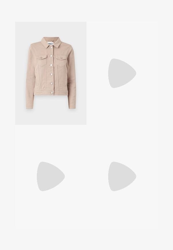 Lys beige denimjakke med krave, sølvknapper, to brystlommer og figursyet pasform. Struktureret stof.; Hvid langærmet turtle-neck top lavet af glat, strækbart stof. Har en høj krave og tætsiddende design, uden synlige mønstre eller udsmykninger.; Lyseblå vidde jeans lavet af denim, med høj talje, fem-lomme design og subtil falmning for et slidt look.; Hvide platform sneakers lavet af glat syntetisk materiale, med en afrundet tå, snørebåndsdesign og en struktureret gummisål. Sorte hæl akcent.