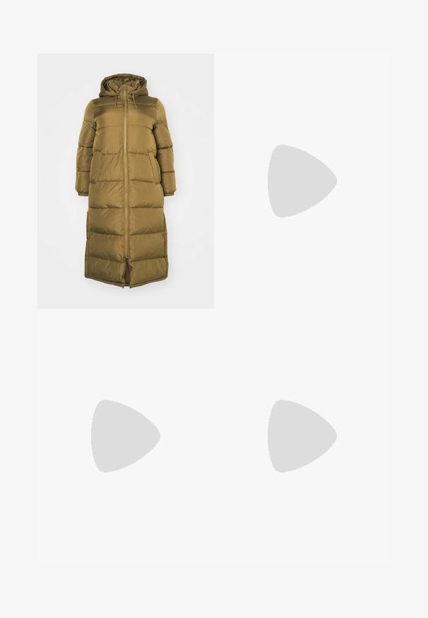 Vero Moda Curve VMCKLEA LONG COAT - Žieminis paltas - capers; Juodas marškinėliai su apvaliu kaklu, trumpomis rankovėmis ir susuktos priekinės detalės, suteikiančios papildomą tekstūrą. Pagaminti iš minkštos, tamprios medžiagos.; ONLY Carmakoma CARLAMA STRAIGHT - Kelnės - black; Juodos platforminės šlepetės su plačiu dirželiu ir masyviu padu. Pagamintos iš lygios medžiagos su matinio paviršiaus apdaila ir be matomų detalių.; Auksinės auskarai, turintys tekstūruotus, bangų formos elementus. Įeina skulptūriniai segami auskarai ir atviri lankai su išmuštu paviršiumi.