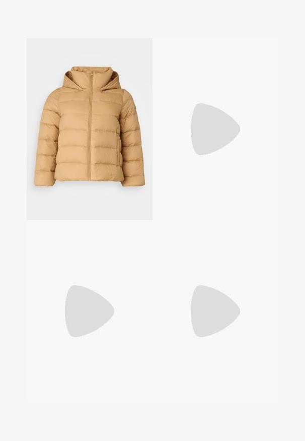 Tommy Hilfiger Curve CASUAL HOOD JACKET - Daunenjacke - classic khaki; Schwarzes, kurzärmliges Turtleneck-Oberteil aus leichtem Stoff mit glatter Textur und figurbetonter Passform, ausgestattet mit einem hohen Kragen.; Beige weite Hosen mit glatter Textur, ausgestattet mit einem hohen Taillenbund und zwei vorderen Taschen. Schlichtes Design mit taillierter Passform.; Schwarze Leder-Ankle Boots mit spitzer Zehenform und Blockabsatz. Glatte Textur, minimalistisches Design und hochgeschnittene Silhouette.; Schwarze Sonnenbrillen mit kantigem, Katzenaugen-Design. Silberne, verspiegelt Gläser. Schlanke, leichte Kunststoffrahmen mit dezentem Branding an den Schläfen.; Silberne Metalohrringe mit einer glatten, tröpfchenförmigen Form und einer polierten Oberfläche. Subtile Gravuren fügen Details hinzu. Minimalistisches Design.