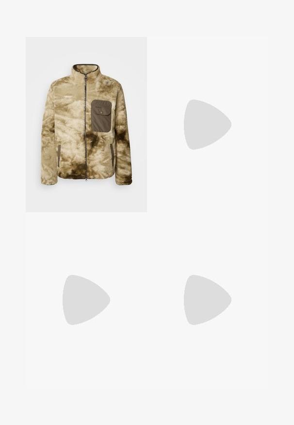 Beige fleece jas met een hoge kraag, ritssluiting en een linkerkant borstzak in olijfgroen. Kenmerkt zich door een zachte, gerekte oppervlak met een tie-dye patroon.; Zwarte coltrui van zacht materiaal, met lange mouwen en een snug fit. Geribbelde afwerking aan de onderkant en mouwen. Eenvoudig ontwerp.; Zwarte denim jeans met een rechte pijp, voorzien van een knoopsluiting, vijf zakken en minimale stiksels voor een strakke look.; Zwarte leren veterschoen met een ronde neus, een gladde textuur, minimale stiksels en een lage rubberen hak. Logo op de hak.