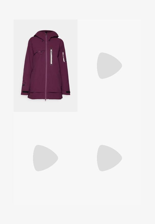 Violetti vedenpitävä takki hupulla, etuvetoketjulla ja useilla vetoketjullisilla taskuilla. Varustettu säädettävillä hihansuilla ja pidemmällä takapäällä.; Harmaa t-paita lyhyillä hihoilla, joka on valmistettu sileästä kankaasta. Tehosteena pyöreä pääntie ja pieni logo tulostettuna rintaan.; Tummansiniset housut, jotka on valmistettu sileästä kankaasta. Niissä on edessä nappikiinnitys, slim fit -malleista, ja polvissa on taitteet.; Valkoiset juoksukengät, joissa on pehmustettu pohja, siniset korostukset ja verkkomateriaali päälliosassa. Varustettu näyttävällä logolla ja kuvioidulla pohjalla pidon parantamiseksi.