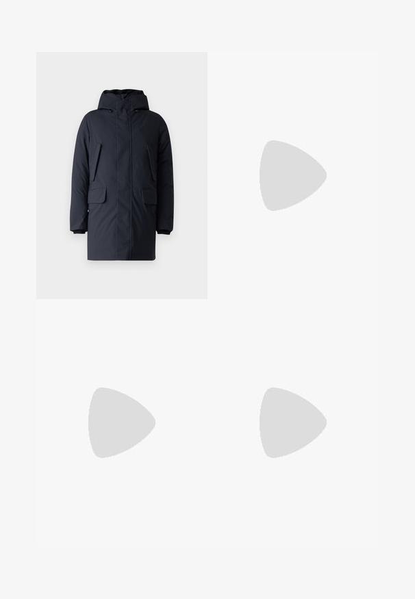 Giacca puffer blu navy con cappuccio, due tasche frontali con patta, cerniere e polsini a coste; realizzata in un tessuto liscio e resistente.; Maglietta nera a maniche corte realizzata in un morbido misto cotone, con scollatura a girocollo e un design minimalista senza motivi o dettagli.; Pantaloni in denim nero con taglio dritto, dotati di vita standard, cinque tasche e chiusura con bottone. Texture liscia su tutta la superficie.; Sneaker in pelle nera a basso profilo con lacci neri e suola avorio, mostrato di profilo su sfondo bianco.