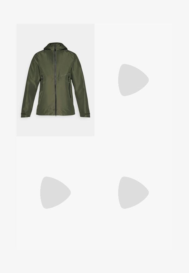 Olivenfarbener Mantel mit einem Reißverschluss vorne und Kapuze, ausgestattet mit zwei Seitentaschen und verstellbaren Manschetten. Hergestellt aus glattem, leichtem Material.; Schwarzes T-Shirt mit kurzen Ärmeln aus leichtem Stoff. Mit einem kleinen weißen Logo auf der linken Brust und dezenten Akzenten an den Schultern.; Schwarze Sporthosen aus leichtem Stoff, mit einem Kordelzugbund, seitlichen Taschen und schmal zulaufenden Bündchen an den Knöcheln.; Schwarzer Trailrunning-Schuh mit strukturiertem Obermaterial, Gummisohle und verstärkter Zehenkappe. Verfügt über einen gepolsterten Kragen und eine Ziehlasche für einfaches Anziehen.