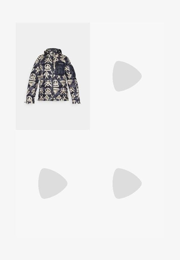 Casaco puffer em azul marinho com padrões geométricos em creme. Apresenta um bolso com fecho, capuz e punhos elásticos para um ajuste confortável.; T-shirt preto de mangas longas, feito de algodão, com decote redondo. Apresenta um pequeno logótipo branco na área esquerda do peito. Design simples e ajuste confortável.; Calças cargo pretas em nylon com fechos de correr removíveis, punhos ajustáveis, múltiplos bolsos e um logótipo na perna direita. Textura suave e leve.; Sapatilha atlética beige e creme com parte superior em malha texturizada, sobreposições de suporte e sola de borracha com um padrão de cravo para tração.