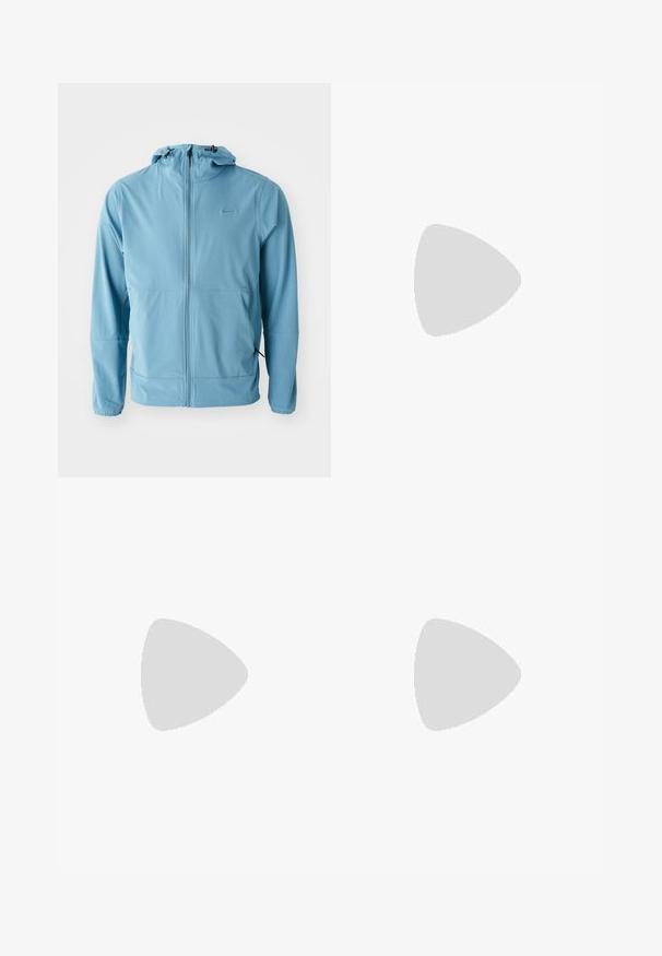 Svijetloplava Nike jakna, s punim zatvaračem, podesivom kapuljačom, elastičnim manžetama, dva bočna džepa, glatka tkanina s minimalnim detaljima brendiranja.; Crna kratka majica s kratkim rukavima marke Nike, izrađena od glatkog materijala, s bijelim swoosh logom na gornjoj lijevoj strani, okrugli izrez.; Crne trenirke od laganog materijala s elastičnom trakom u struku, manžetama na gležnjevima i diskretnim Nike logom s lijeve strane.; Bijela atletska obuća s zelenim akcentom, crnim logotipom, mrežastim gornjim dijelom, podstavljenom sole i zaobljenim petom. Sadrži vezice i kontrastne detalje.