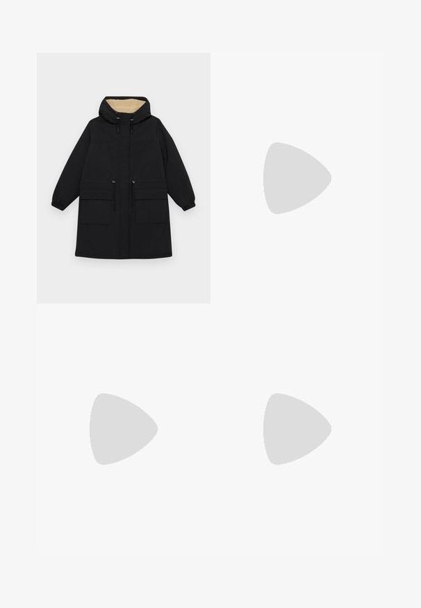 Zwarte gewatteerde jas met een warme beige voering, voorzien van twee grote voorzakken, een koord in de taille en elastische manchetten.; Zwarte T-shirt van katoen, met korte mouwen over een witte lange mouw laag met een subtiel textuurpatroon. Ronde hals ontwerp.; Zwarte, lichte broek met een elastische tailleband en gathered enkels. De stof is glad en heeft een ontspannen, taps toelopend ontwerp.; Zwarte vetersneakers met een dikke zool, voorzien van een bovenwerk van soepel leer, een ronde neus en een herkenbaar gelaagd platformontwerp.