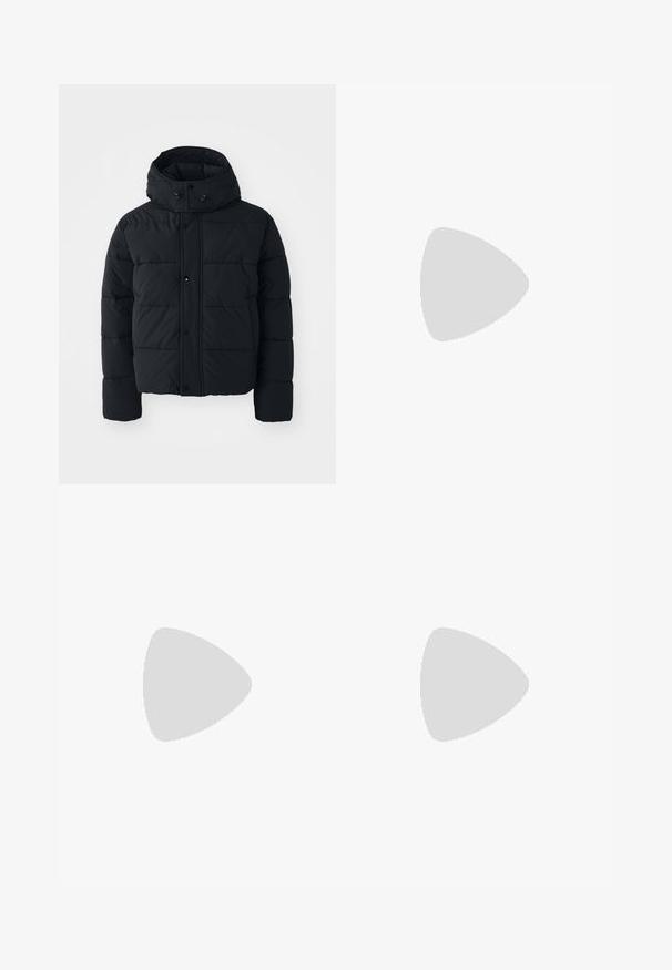 Schwarze gepolsterte Jacke mit hohem Kragen, Druckknöpfen und gestepptem Muster. Sie hat eine Kapuze für zusätzliche Wärme und einen lockeren Schnitt.; Weißes kurzärmliges T-Shirt aus Baumwolle mit Rundhalsausschnitt und lockerer Passform. Glatte Textur, ohne sichtbare Muster oder Akzente.; Schwarze Hose mit geradem Schnitt, aus einem glatten Stoff gefertigt. Verfügt über Vorderfalten und einen einzelnen Knopfverschluss an der Taille.; Schwarze Lederschuhe mit einer runden Spitze, Schnürdesign und dicker, strukturierter Sohle. Getragen mit maßgeschneiderten schwarzen Hosen und einem gerippten Pullover.