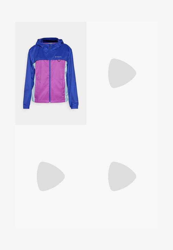 Waterdichte jas met capuchon, ritsluiting, kleurgeblokt ontwerp in blauw, paars en lichtblauw, met elastische manchetten en logo-detail.; Grijze T-shirt met korte mouwen, gemaakt van zachte, vochtabsorberende stof. Heeft een ronde hals en een klein wit logo op de bovenste linkerzijde.; Zwarte hardloopshorts van een textuurstof, met een elastische tailleband en zijzakken; voorzien van een klein logo aan de voorkant.; Zwarte wandelschoen met een mid-top ontwerp, voorzien van een gestructureerde bovenkant, grijze accenten en een duurzame rubberen zool met gripnoppen.