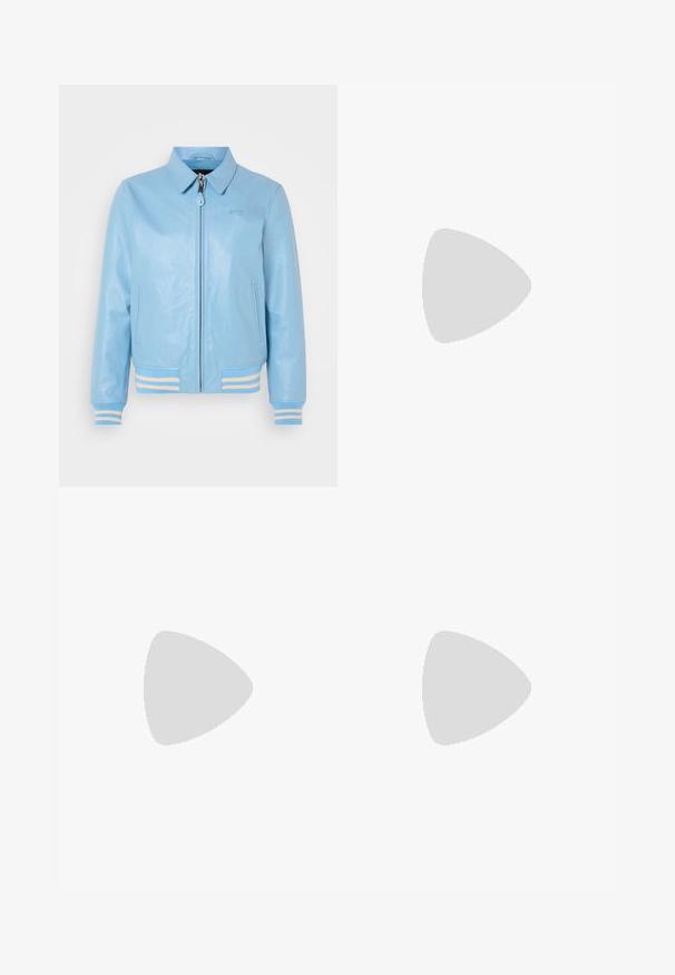 Schott STRIPE - Chaquetas bomber - sky/ecru; Dos camisetas de manga corta: una de color negro sólido y otra blanca con rayas verticales negras. Ambas tienen cierre de botones y un cuello clásico.; Pantalones de mezclilla gris claro con un diseño de pierna recta, estilo de cinco bolsillos y cierre de botón. Costuras visibles a lo largo de las costuras.; Mocasines de cuero negro con punta redonda, que cuentan con un diseño cosido, suela de plataforma baja y una suela de goma texturada y con tacos.