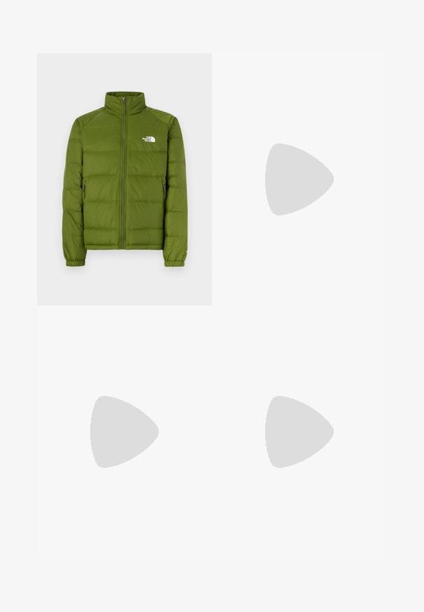 Zaļa pūkaina jaka ar stāvošu apkakli, pilnu rāvējslēdzēju, divām sānu kabatām un elastīgām aprocēm. Raksturīga šūta dizaina un uz krūtīm esošā logotipa klātbūtne.; Melna kokvilnas T-krekls ar īsām piedurknēm, apaļu kakla izgriezumu un mazu balto logotipu kreisajā krūtīs. Vienkāršs dizains, gluda tekstūra un brīvs piegriezums.; Melni sporta bikses, kas izgatavotas no viegla auduma, ar savelcamu jostu, sānu kabatām un sašaurinātiem apakšējiem galiem pie potītēm.; Melni āra sporta apavi ar zamšādas virsu, teksturētu gumijas zoli un izturīgu auklu sistēmu. Iezīmēts ar pastiprinātu papēdi un zīmola logo sānu daļā.