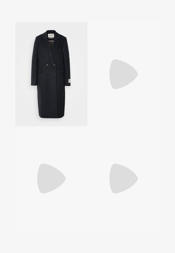 Scotch & Soda SINGLE BREASTED HERRINGBONE COAT - Klasszikus kabát - black and night; Fekete pamut póló kerek nyakkal és rövid ujjal. Bal mellkason egy függőleges zsebbe varrt zseb található, és laza szabással rendelkezik.; Fekete, bő szárú nadrág, texturált anyagból, rugalmas derékpánttal és levehető sállal a derekán, amely állítható illeszkedést biztosít.; Magas fekete bőrcsizma alacsony sarokkal, díszes csatokkal a bokánál és a felső részen, valamint egy húzószalaggal a hátsó részen.