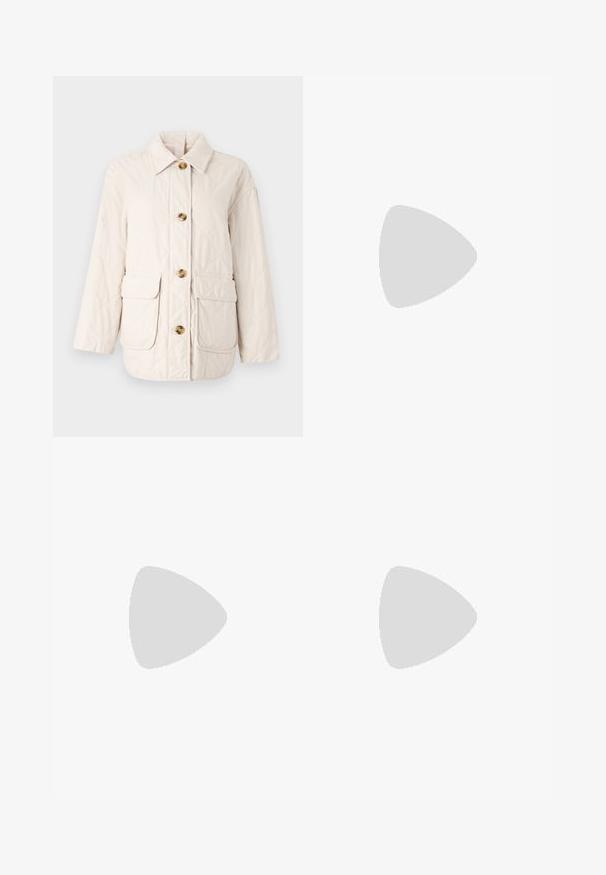 Beige tikattu takki kauluksella, etupainikkeilla ja kahdella läpällä varustetulla taskulla. Ominaisuuksia ovat tekstuuri ja rento leikkaus.; Max Mara Leisure SAVONA - Neule - beige; Tummansinisiä farkkuja suoran lahkeen muotoilulla, joissa on käärityt lahkeet, viisi taskua ja kullansävyiset napit. Sileä pinta.; Musta nahkainen nilkkaboots, jossa on hopeiset silmukkadetaljit, teräväkärkinen malli ja lohkoavokas. Tyylikäs muotoilu, jossa on sileä pinta.