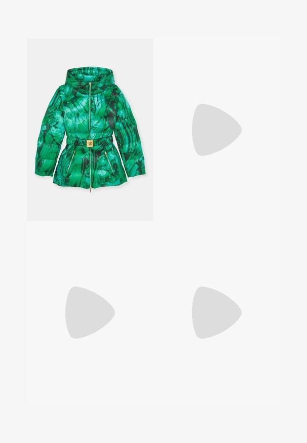 Grön puffjacka med ett marmorerat mönster, utrustad med indragen midja, zip-fickor och en bälte i gulgton.; Krämfärgad tröja med "peace" och hjärtformade mönster i texturerad grön garn. Har en ribbad halsringning och muddar med kontrasterande mörka accenter.; Svarta byxor med en slät tygkvalitet, skärning, raka ben och en platt midja utan synliga stängningar eller fickor.; Svart läderstövel med midikalvslängd, spetsig tå, rynkad övre textur och låg rund kittenklack på en enkel vit bakgrund.