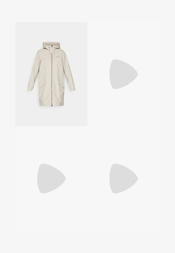 Lys beigefarget vanntett jakke med hette, lange ermer, glidelås foran og to store klafflommer på nedre front. Enkelt design, ingen mønstre.; Grå kortermet t-skjorte laget av myk, fukttransporterende stoff. Har en rund hals og en liten hvit logo på øvre venstre side.; Svarte løpeshorts med strukturert stoff, elastisk midjebånd og sidelommer; har en liten logo på framsiden.; Sorte turstøvler med mid-topp design, som har en teksturert overdel, grå detaljer og slitesterk gummisåle med godt grep.
