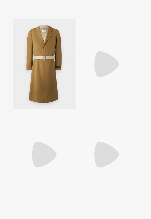 Garšs, jostas apvalks kamieļu krāsā. Izgatavots no teksturēta auduma ar iegrieztu apkakli un bēša jostu. Sleevā ir piekabināta birka ar zīmolu.; Melns īsām piedurknēm oversize T-krekls ar apaļu kakla izgriezumu un redzamu Filippa K zīmola birku iekškaklā.; Melnas plisētās bikses ar taisnu, plata kāja dizainu. Izgatavotas no gludas auduma, ar pogu aizdari un jostas cilpiņām.; Melnas ādas kurpes ar gludu tekstūru, noapaļu purngalu un dekoratīvu siksniņu pāri priekšpusei. Zems sakrauts papēdis, minimālisma dizains.