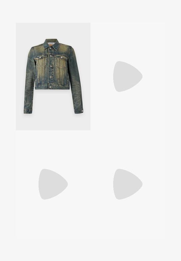 Giacca di jeans con una finitura blu sbiadita, design corto, due tasche sul petto e bottoni argentati. Presenta un colletto classico e maniche lunghe.; Top halter marrone con scollatura a V profonda e tessuto arricciato sul busto, abbinato a pantaloni cargo larghi grigio chiaro con lacci regolabili in vita.; Shorts a stampa leopardata floreale con volant sovrapposti, caratterizzati da una vita in pizzo rosso e un piccolo fiocco decorativo sulla parte frontale.; Stivale da cowboy in pelle marrone con punta affusolata, tacco a cuneo e ricami decorativi. Presenta un'asta alta e una linguetta per facilitare l'indossamento.; Occhiali da sole cat-eye con una montatura tartarugata nera e arancione, lenti marroni e punte affusolate e eleganti. Presentano un logo minimale sulla asta.