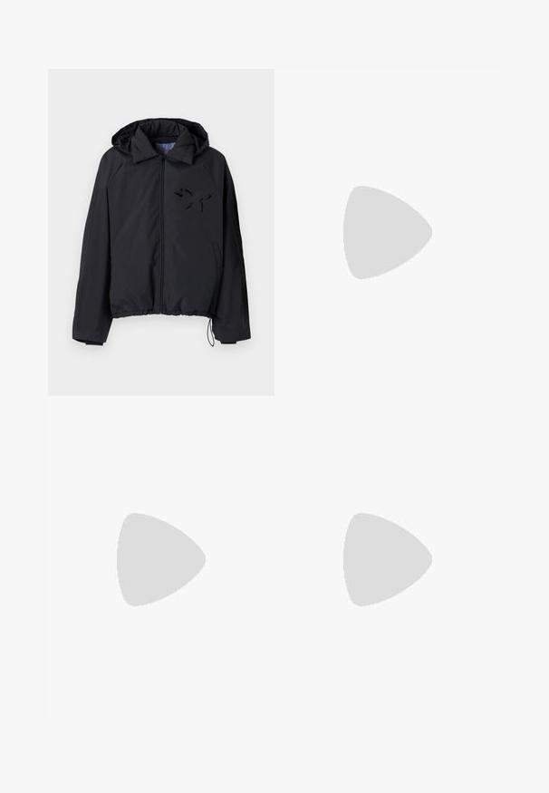 Čierny vetrový kabát so zipsom vpredu, kapucňou, elastickým spodným lemom a textúrovaným čiernym motýlikom na ľavej strane hrudi.; Čierne bavlnené tričko s okrúhlym výstrihom a krátkymi rukávmi. Obsahuje malú modrú nášivku na ľavej hrudi. Jednoduchý, rovný strih.; Džínsy so širokými nohavicami v vyblednutej modrej džínovine s prepracovaným grafickým vzorom, ktorý obsahuje podrobný dizajn v čiernej a tyrkysovej farbe na jednej nohe.; Čierne tenisky s kombináciou hladkej kože a textúrovaného semišu, s plochými šnúrkami, okrúhlou špičkou a krémovou gumovou podrážkou.