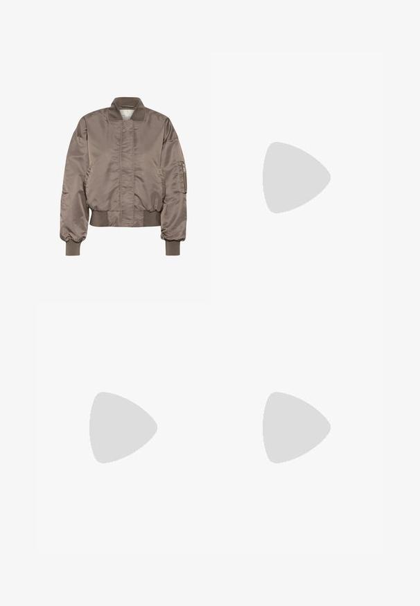 Veste bomber en satin marron avec un col et des poignets côtelés, une poche à trois-quarts zippée sur la manche et une taille froncée. Texture lisse et coupe surdimensionnée.; T-shirt court à manches courtes de couleur brun foncé, fabriqué en matériau lisse et extensible, avec un col rond classique et des détails de couture soignés.; Jean large en denim bleu foncé à taille haute, avec cinq poches, des coutures contrastées et des éléments en métal argenté. Texture lisse et finition soignée.; Baskets avec une tige en cuir blanc, un bout en daim gris et trois bandes noires. Présente un logo bleu sur la languette et une semelle en caoutchouc texturée.; Sac à main en cuir marron avec une texture lisse et brillante, une seule bandoulière et un zip en haut. Présente un design minimaliste sans motifs visibles.