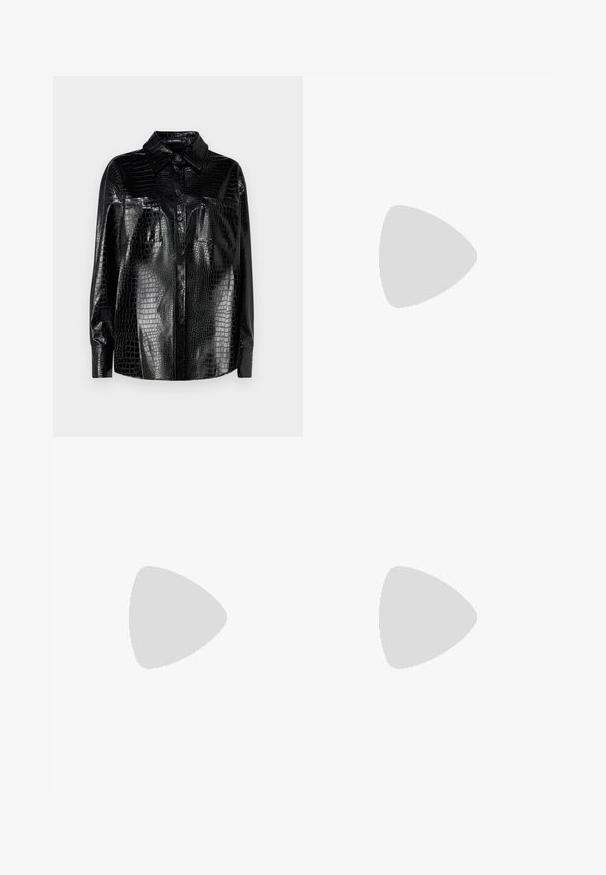 KARL LAGERFELD Kunstlederjacke - black; KARL LAGERFELD LOGO PIPING - T-Shirt print - black; Guess NEW FLARED EVELINA - Stoffhose - jet black; KARL LAGERFELD OLYMPIA SIGNIA - Riemensandalette - glitter silver-coloured