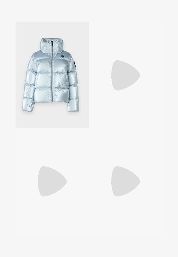 Giubbotto imbottito blu chiaro con un'esterno lucido e trapuntato, colletto alto, zip frontale e dettagli con toppa nera sulle maniche.; T-shirt bianco a maniche corte con righe orizzontali blu navy, con logo "Tommy Hilfiger" ricamato sul petto. Design classico con collo a giro.; Gonna bianca plissettata con elastico nero in vita che presenta il logo "LACOSTE". Design di lunghezza media con texture morbida.; Sneaker bianchi in pelle con suola spessa bianca, accento in suede nero sul tallone e logo impresso sul lato. Design con lacci e sei fori per i lacci.
