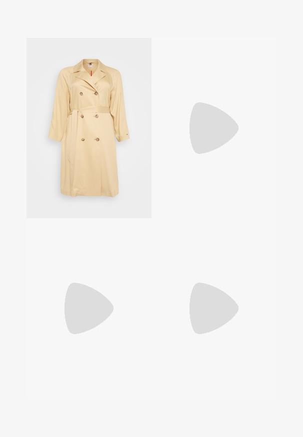 Trench coat beige de satén de doble botonadura con mangas largas, cintura ceñida y botones decorativos. Presenta un clásico cuello con muesca y bolsillos laterales.; Camiseta de algodón blanca con mangas cortas tipo globo, que presenta pequeños adornos plateados en las mangas. Cuello redondo clásico, corte holgado.; Jeans acampanados de color azul claro hechos de denim, con una cintura alta, cinco bolsillos y un cierre de botón. Textura suave con acabado desgastado.; Zapato de tacón puntiagudo de cuero negro con tira en el tobillo y tacón ancho. Textura plana, diseño elegante y estética minimalista.
