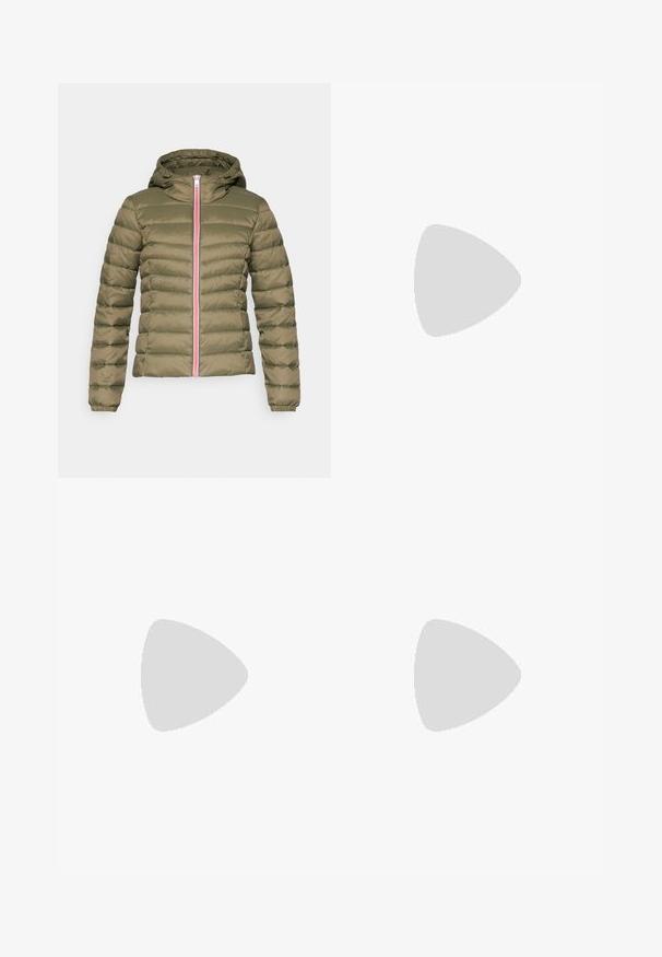 Olive rohelise värvi pufjak jacket koos kapuutsiga, horisontaalse quiltimise ja esise paelaga, millel on punased ja sinised aktsenttriibud. Pehme, kerge materjal.; Must lâuhi keskmise käisteta sportlik särk, mis on valmistatud siledast kangast, ümmarguse kaelusega ning väikese valge logoga vasakul rinnal.; Mustad mustad, venitatud materjalist, kõrge vöökoht. Vasakul reie kohal on valge logo ning tihe disain.; Mustad mustad jalanõud tekstuuritud kangast, valge tallaga ja mustade paeltega. Kanna valgete soonikkudega sokkide sisse, seistes helesinisel pinnal.
