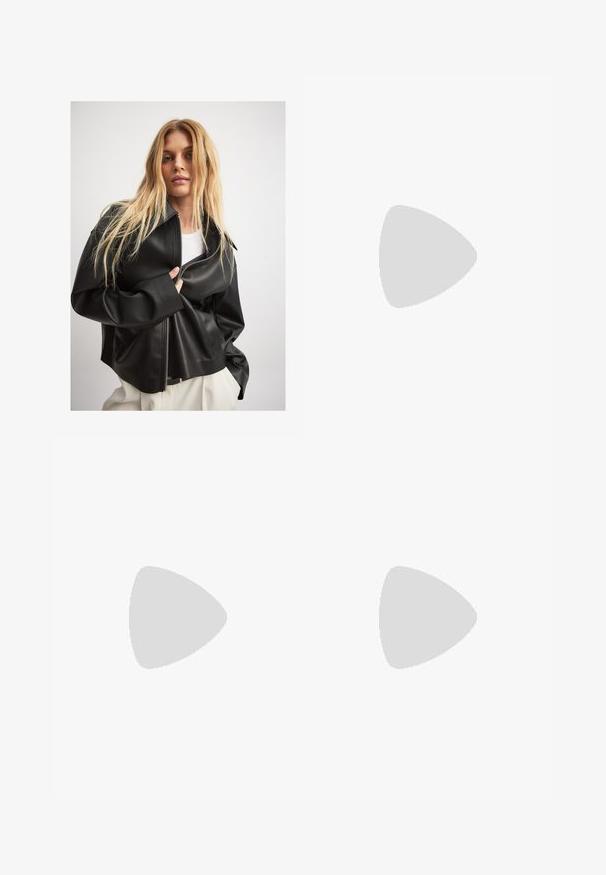 Giacca in finta pelle nera con chiusura a zip, collare ampio e maniche voluminose, indossata sopra una maglietta bianca, su uno sfondo chiaro.; Abito nero senza maniche con scollatura a V profonda, design a pieghe sul corpetto, silhouette fluida, realizzato in tessuto morbido, lunghezza al ginocchio.; Décolleté bianco con punta affilata, caratterizzato da una tomaia liscia, sottili aperture e un tacco a blocco basso. La suola nera esalta il design.; Occhiali da sole neri oversize con lenti sfumate, montatura spessa e dettagli in catena dorata sulle astine.; Borsa tote in pelle bianca con forma strutturata, cuciture evidenti, etichetta in metallo dorato e manici doppi. Superficie testurizzata con tasche laterali.