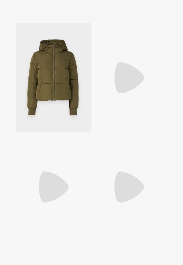 Oliven grønn fôret jakke med hette, front glidelås og sidelommer. Har ribbede mansjetter og en kort design med horisontale sømmer.; Stripet cropped t-skjorte i marineblått og hvitt. Korte ermer, rund utringning, mykt stoff med horisontale striper og en avslappet passform.; Lys blå denimjeans med rette ben, med høy midje, fem lommer og slippedetaljer på kanten.; Lys blå canvastøfler med en kremfarget gummitupp og yttersåle, med hvite snørebånd og en løfteløkke på hælen.