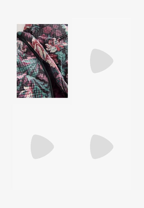 Gėlių raštuotas siuvinėtas audinio švarkas su juodu tekstūruotu fonu. Yra lygus juodas užtrauktukas ir ryškios rožinės bei žalios rožių raštai.; Du dušo ilgomis rankovėmis marškiniai: vieni juodi, kiti balti. Abu marškiniai turi apvalų iškirpimą, raglan tipo rankoves ir minkštą medvilnės mišinio audinį.; Juodi plisuoti kelnės su elastine juosta. Turėkite plačias kojas ir glotnų, tekstūrinį audinį su vertikaliais dryžiais.; Ilgas juodos odinės batai su masyvi platforma ir stačiakampiu kulnu, turintys traukimo kilpą ir tekstūruotą pado raštą.