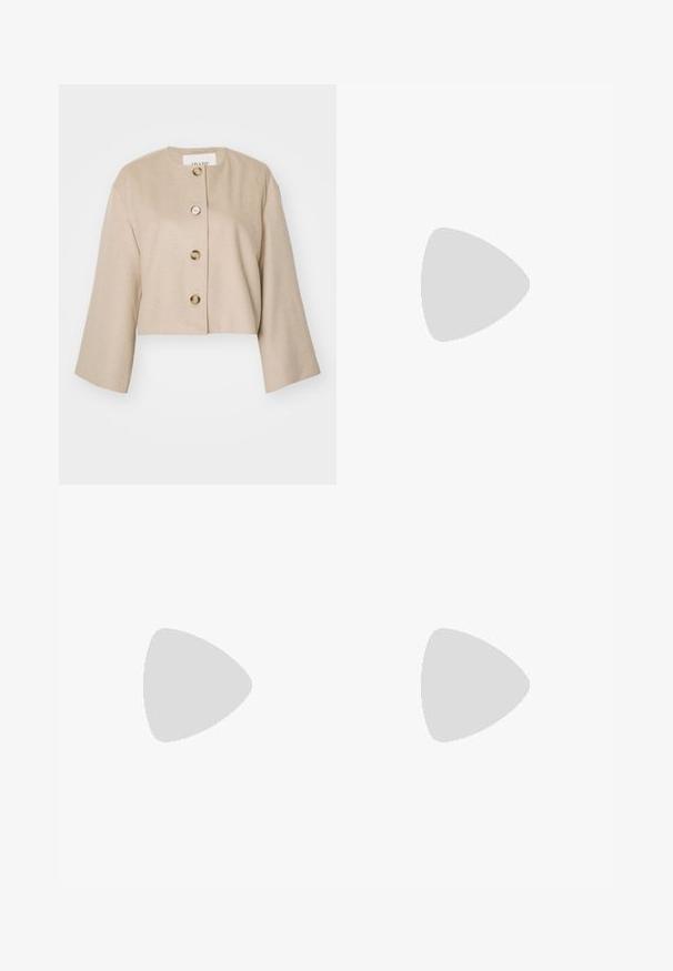 Giacca beige a sbuffo con scollo rotondo, cinque grandi bottoni e maniche larghe. Realizzata in materiale morbido con una texture liscia.; Top senza maniche bianco realizzato in tessuto a coste, caratterizzato da un collo arrotondato e una silhouette aderente, con cuciture minime e senza decorazioni.; Jeans flared di colore blu chiaro in denim, dotati di vita alta, design a cinque tasche e una leggera sfumatura verso l'orlo.; Mocassino in vernice nera con punta strutturata, fascia decorativa sulla tomaia e suola spessa e robusta. Finitura liscia e lucida.; Orecchini a cerchio in argento con un design torciglionato, caratterizzati da una finitura lucida e chiusura a perno. Misurano circa 3 cm di diametro.