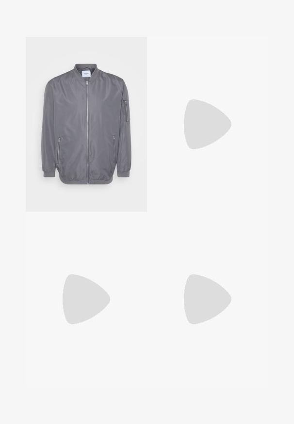 Giacca bomber grigia con zip frontale, colletto e polsini a coste, tasche laterali con zip e una piccola tasca sulla manica. Tessuto liscio e leggero.; T-shirt nera a maniche corte in cotone. Presenta un classico collo a giro e una vestibilità rilassata, senza motivi o dettagli visibili.; Jeans in denim azzurro chiaro con taglio dritto, design a cinque tasche, chiusura a pulsante singolo e dettagli di cucitura discreti sulle cuciture.; Sneaker di colore crema chiaro con design a tre strisce nere, tomaia testurizzata, punta rotonda e suola in gomma. Presenta lacci e branding sul lato.