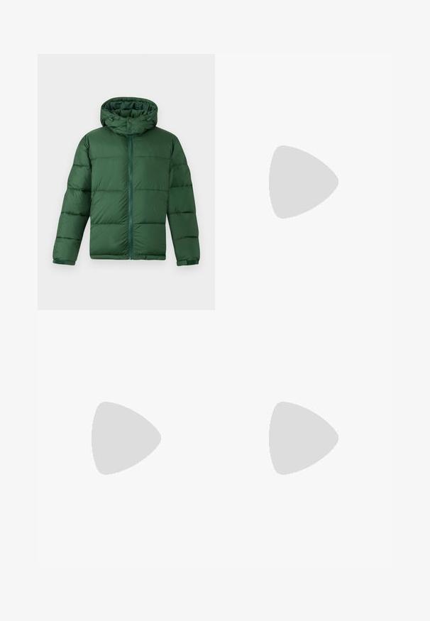 Veste rembourrée verte avec capuche, dotée d'une fermeture éclair à l'avant, de fermetures à bouton et d'un design matelassé pour l'isolation. Texture lisse.; Ensemble de trois t-shirts basiques en noir, blanc et gris clair. Manches courtes, col rond, fabriqués en coton lisse. Logo de la marque visible.; Jean en denim bleu clair avec une coupe décontractée, affichant un design à jambe droite et des coutures standard, associé à des baskets noires.; Chaussures de sport noires avec une tige en maille, semelle en caoutchouc et accents réfléchissants. Dotées d'une semelle rembourrée et d'un design à lacets.