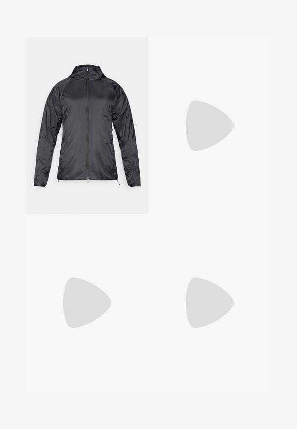 Giubbotto nero leggero con cappuccio, chiusura zip e maniche lunghe. Realizzato in materiale lucido e testurizzato, con un logo sul petto.; Maglietta nera a maniche corte realizzata in tessuto leggero e morbido. Presenta un collo tondo e un logo ricamato sul petto.; Pantaloni neri da esterno con tasca a zip sulla coscia, cintura elastica e tessuto liscio, resistente all'acqua. Design pulito senza loghi visibili.; Scarpa sportiva nera con tomaia in tessuto traspirante, accenti bianchi e grigi, suola imbottita e battistrada texturizzato per una presa migliorata.