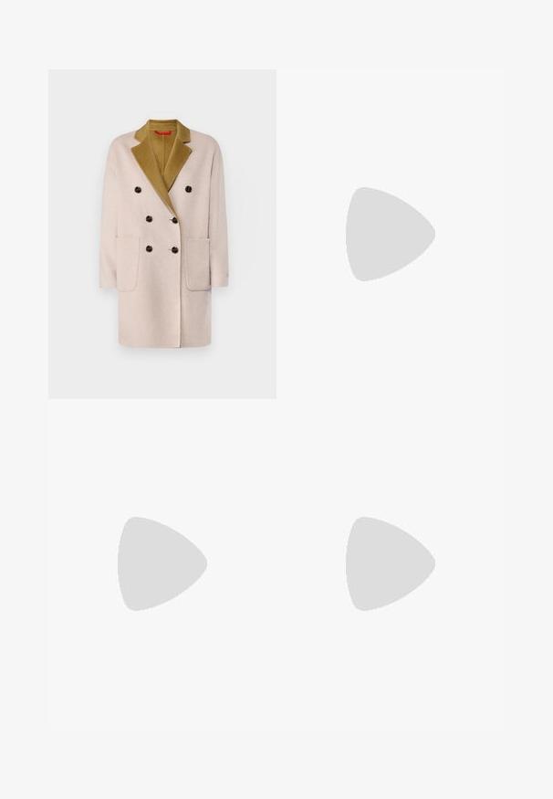 MAX&Co. RICCARDO - Klassisk frakke - beige/brown; Langærmet hvid T-shirt lavet af ribbet bomuld, med rund halsudskæring og lige kant. Simpelt design uden mønstre eller accenter.; Lyseblå denimjeans med lige ben, subtilt slid og medium taljehøjde. Har fem lommer og bæltestropper.; Sorte læder ankelstøvler med spids tå og blokhæl, parret med skinnende sølvbukser, der fremhæver glatte teksturer og kontrasterende farver.