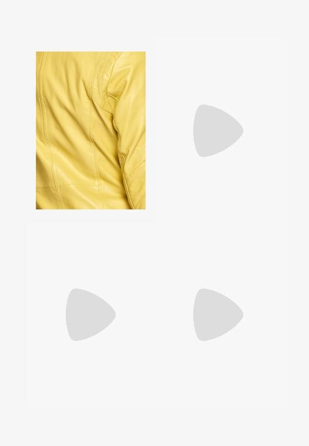 Gelbe Lederjacke mit glatter Textur, auffälligem Nähen und taillierten Nähten. Verfügt über ein figurbetontes Design und keine sichtbaren Beschläge.; Gekürzter schwarzer Strickpullover mit strukturiertem Stoff, Rundhalsausschnitt und locker sitzenden langen Ärmeln.; Grau karierten Minirock mit Falten, der vertikale und horizontale Linien in Schwarz, Weiß und Rot aufweist. Kombiniert mit schwarzen kniehohen Stiefeln.; Schwarzer kniehoher Stiefel aus glattem, mattem Material mit einer massiven Sohle, runder Zehe und einer Ziehlasche an der Oberseite für einfaches Anziehen.; Anna Field Umhängetasche - bordeaux