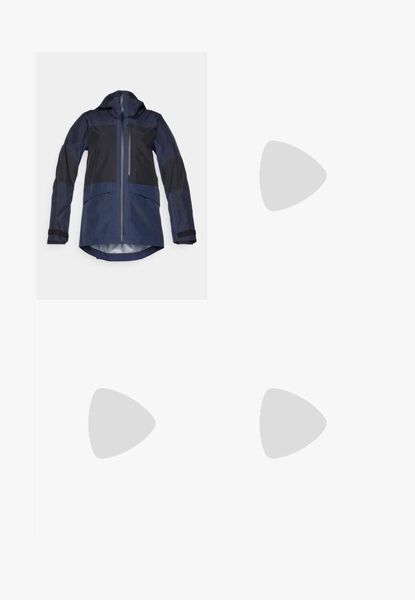 Marineblaue Außenjacke mit Kapuze, ausgestattet mit kontrastierenden dunklen Einsätzen, Frontreißverschluss, Seitentaschen und verstellbaren Ärmeln. Wasserdichtes Material.; Schwarzes Langarm-T-Shirt aus Baumwolle mit Rundhalsausschnitt. Verfügt über ein kleines weißes Logo auf der linken Brustseite. Einfaches Design und Passform.; Schwarze, enganliegende Hosen aus einem flexiblen Material. Zu den Merkmalen gehören eine seitliche Reißverschlusstasche, vorgeformte Knie und eine glatte Textur.; Schwarzer Wanderstiefel mit einem mittelhohen Design, ausgestattet mit einer strukturierten Oberfläche, grauen Akzenten und einer robusten Gummisohle mit Profilstollen.