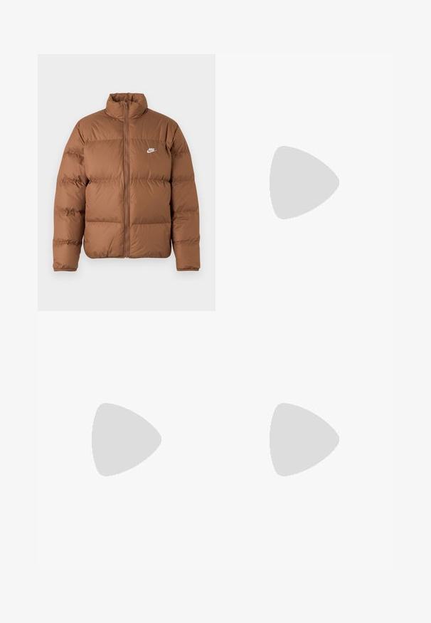Smeđi kaput od puhanih pera s visokim ovratnikom, punim prednjim zatvaračem i bijelim Nike logotipom na lijevoj strani prsnog koša, prikazan na čistoj bijeloj pozadini.; Nike crna pamučna majica s klasičnim okruglim izrezom, kratkim rukavima i suptilnim, utisnutim logotipom na prsima. Glatka tekstura.; Crne casual hlače s čepom u struku, bočnim džepovima i ravnim nogavicama na jednobojnoj pozadini.; Crne atletske cipele s teksturiranom tkaninom i gumene potplate, s elastičnim vezicama i plavim akcentom na peti. Nosene su s svijetlim trapericama.