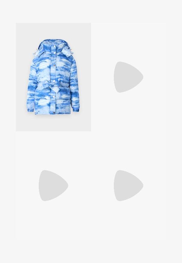 Sininen puffatakkia, jossa on pilvimäinen maalipatteri, huppu ja vyöllinen vyötärö. Valmistettu kiiltävästä, tekstuuripintaisesta materiaalista ja napsautusnapeista.; Even&Odd Petite 2 PACK - Toppi - light grey/black; Even&Odd Petite Housut - beige; Musta kangaskengät valkoisella kumipohjalla, pyöreällä kärjellä, matalalla designilla, metalliset rei'itykset ja teksturoidut kärjet. Ohut musta raita pohjan reunassa.