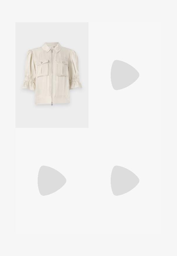 Krem-bluza kratkih rukava s ovratnikom, prednjim patent-zatvaračem, dva džepa s gumbima i detaljima nabrane tkanine na rubovima rukava. Glatka tkanina.; Tamno plava kratka majica s kratkim rukavima, napravljena od mekog pamuka, s okruglim izrezom i opuštenim krojem. Nema vidljivih uzoraka ili detalja.; Svijetloplave traperice ravnog kroja, s pet džepova, zatvaranjem na gumb i zatvarač, te blago izblijedjelim finišem.; Off-white niske tenisice s vezanjem, bijela unutrašnjost i suptilni višeboji rub duž ivice đona, bočni pogled.